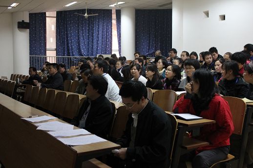 各位教师正聚精会神地听专家讲座